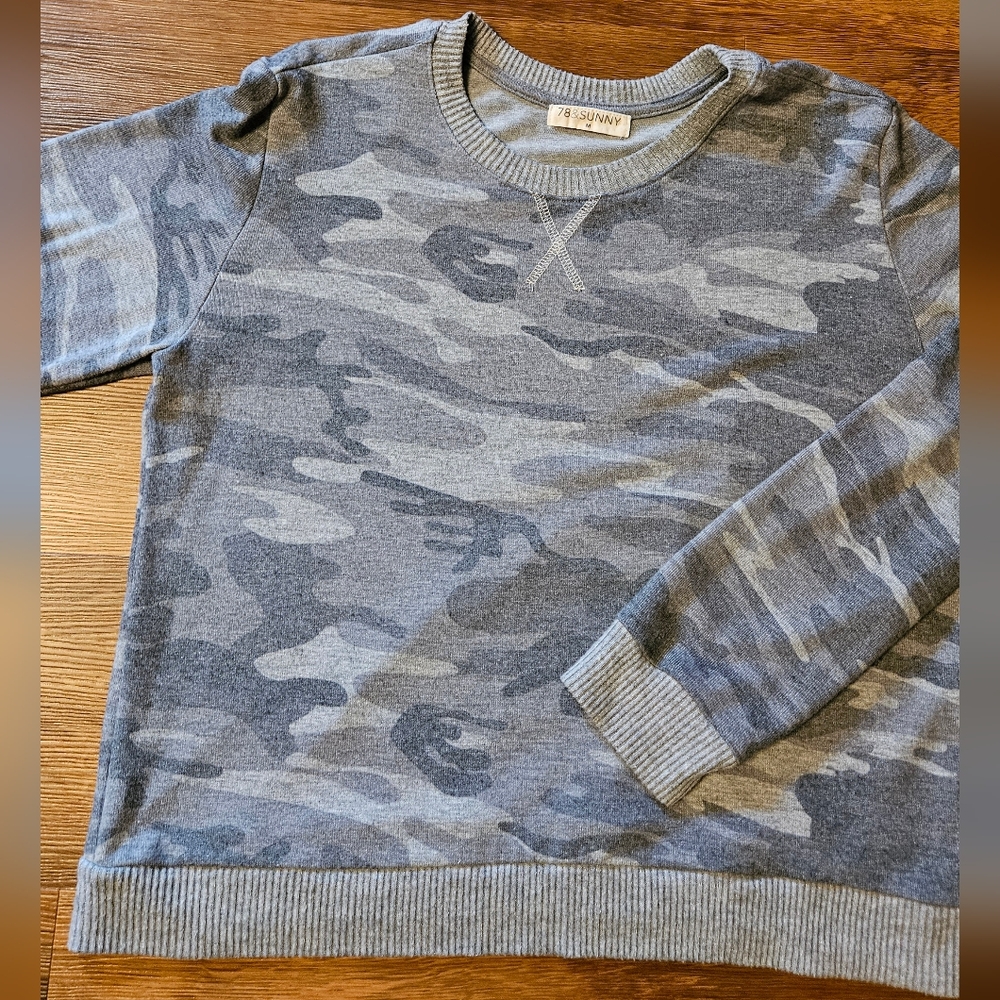 Woman's Camo Gray Lightweight Sweatshirt